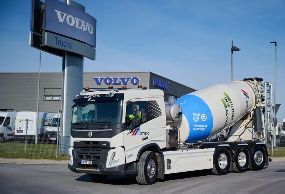 Volvo Trucks поставила CEMEX первый полностью электрический бетоносмеситель
